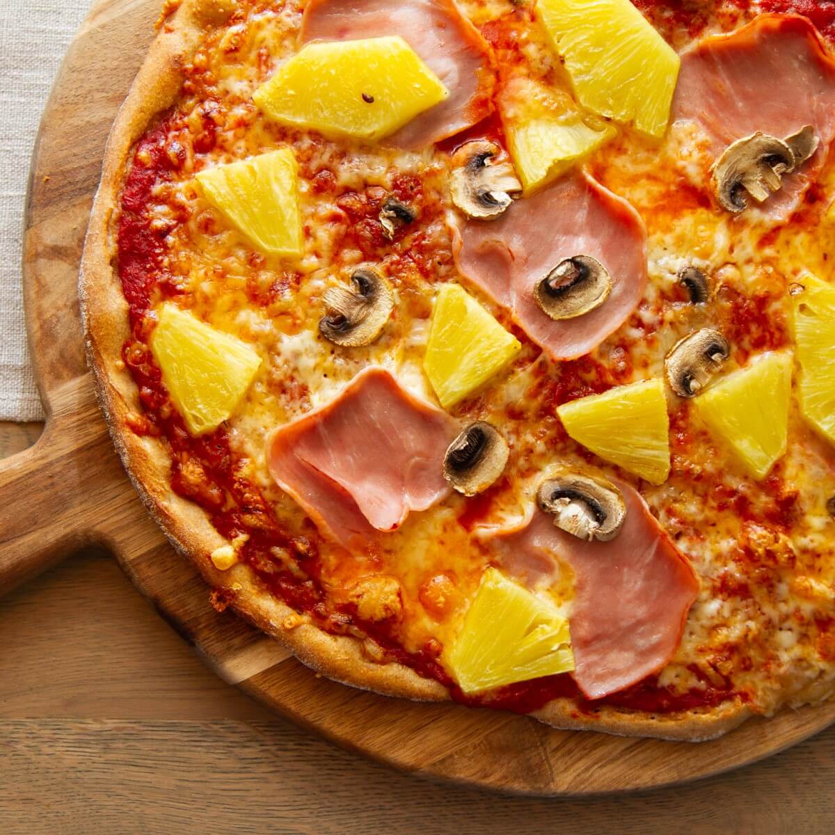 Pizza Hawaii - Pizza med skinke og ananas - Det glade kjøkken